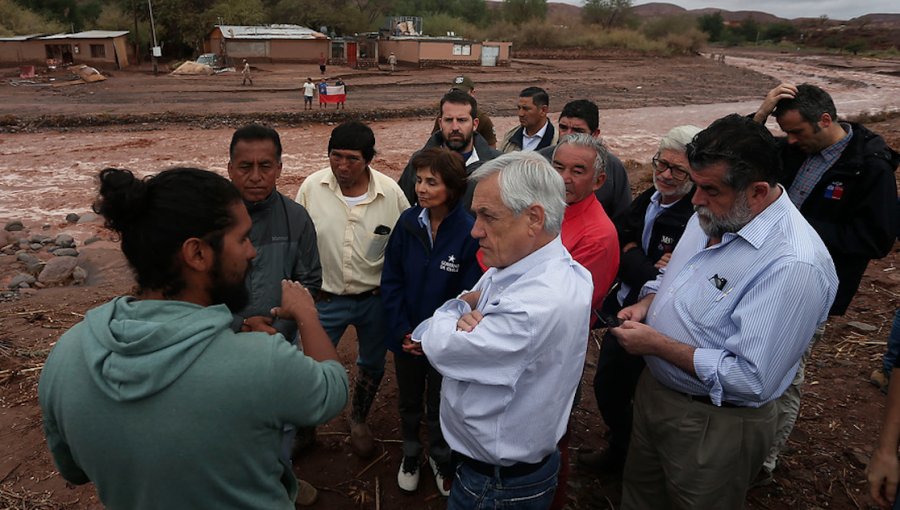 Piñera recorrió San Pedro de Atacama y se comprometió a entregar bonos a afectados