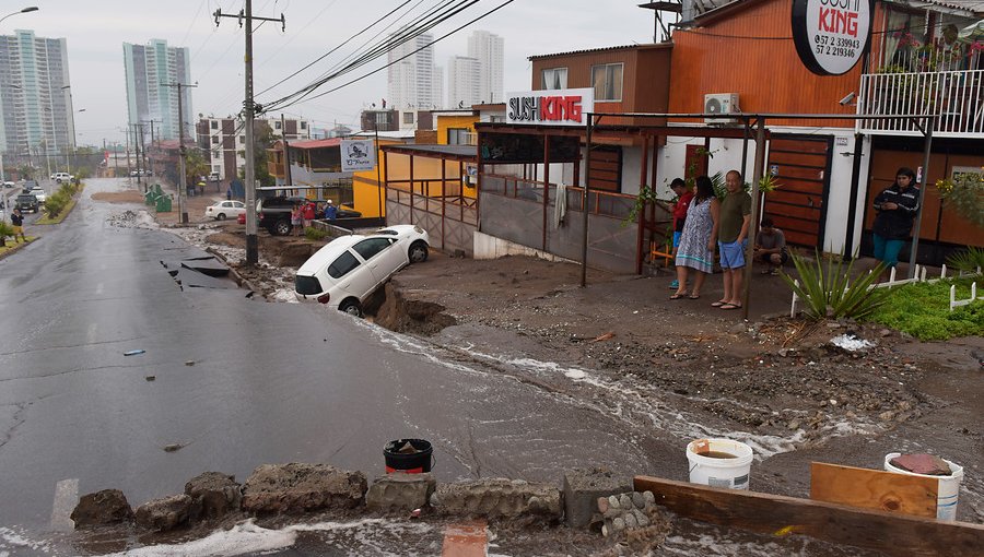 Socavón en el pavimento casi se 'traga' un automóvil en calle de Iquique