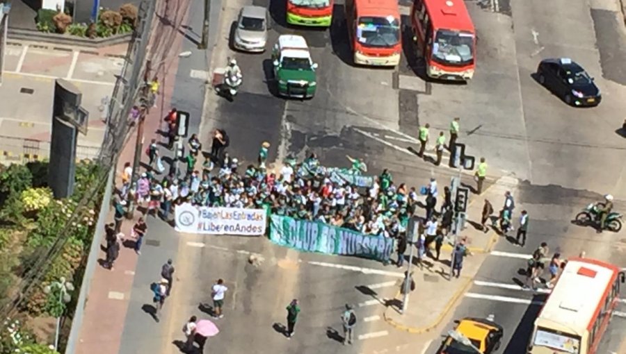 Hinchas de Santiago Wanderers protestaron en Valparaíso por alza en el precio de las entradas