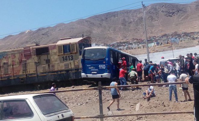 Tren colisionó a microbus en Antofagasta luego que el chofer no respetara cruce