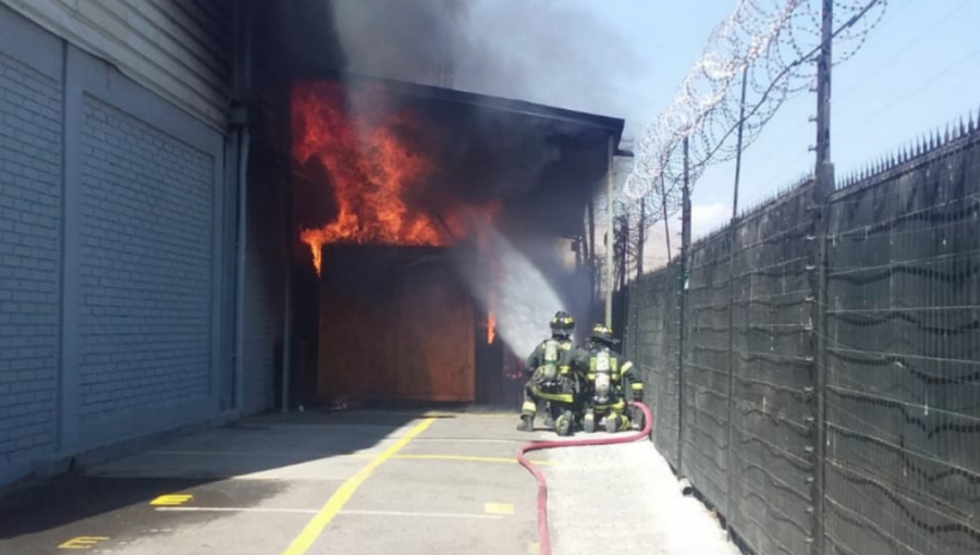Incendio en empresa de Quilicura movilizó a cuatro compañías de Bomberos