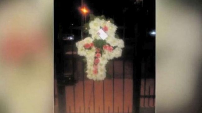 Familia de Puente Alto denunció a hombre que colgó corona fúnebre en casa de su ex pareja