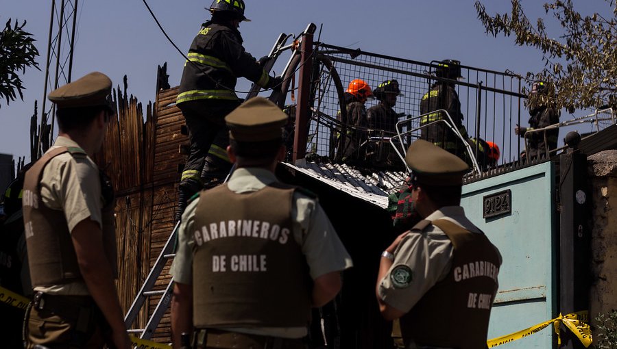 Bomberos controló incendio en casa de La Cisterna y encontró cadáveres de padre y sus dos hijos