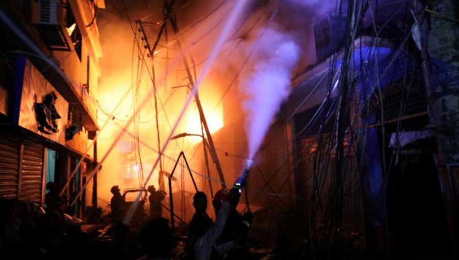 Al menos 70 personas murieron en un incendio en edificio de Bangladesh