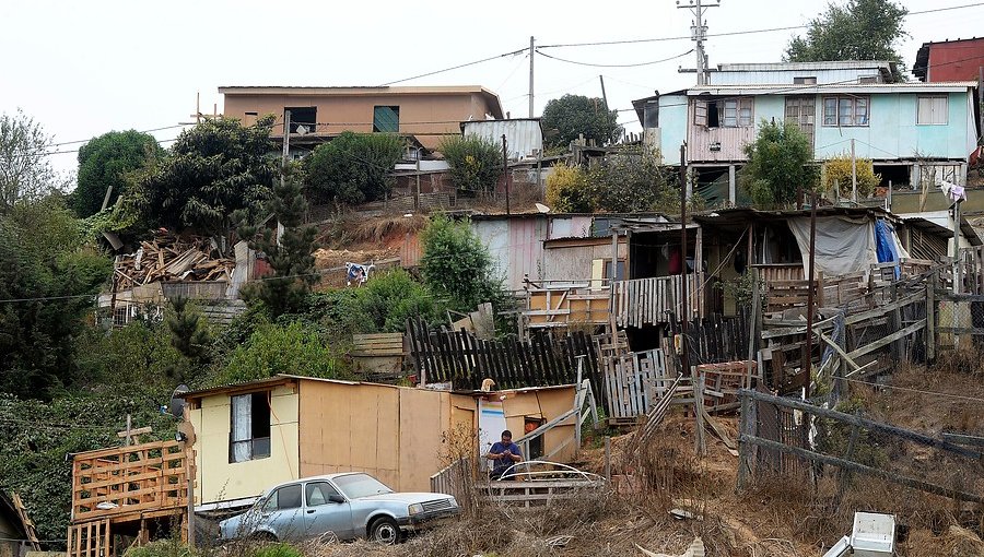 57 familias de campamentos de Valparaíso reciben subsidios para adquirir una vivienda
