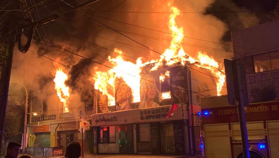 Incendio destruyó edificio con cinco locales comerciales en el centro de Viña del Mar