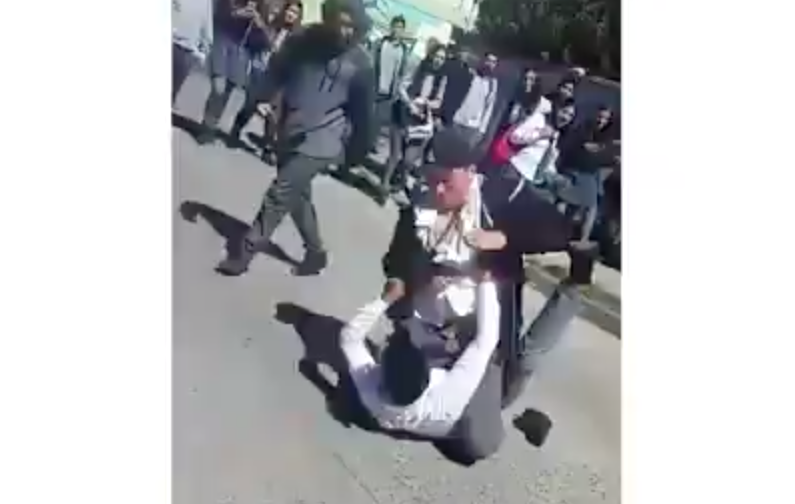 Publican video de brutal pelea entre escolares en las afueras de un liceo de Lebu