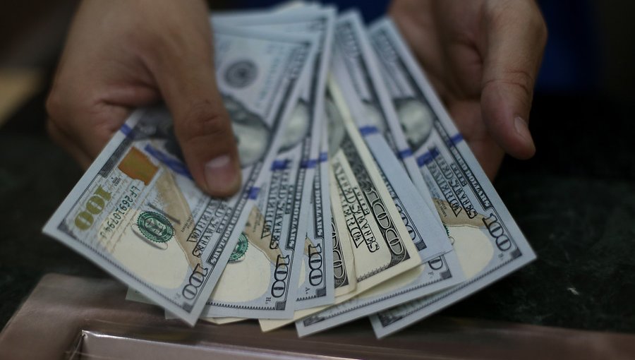 Dólar se cotiza al alza por segunda jornada consecutiva y supera los 670 pesos