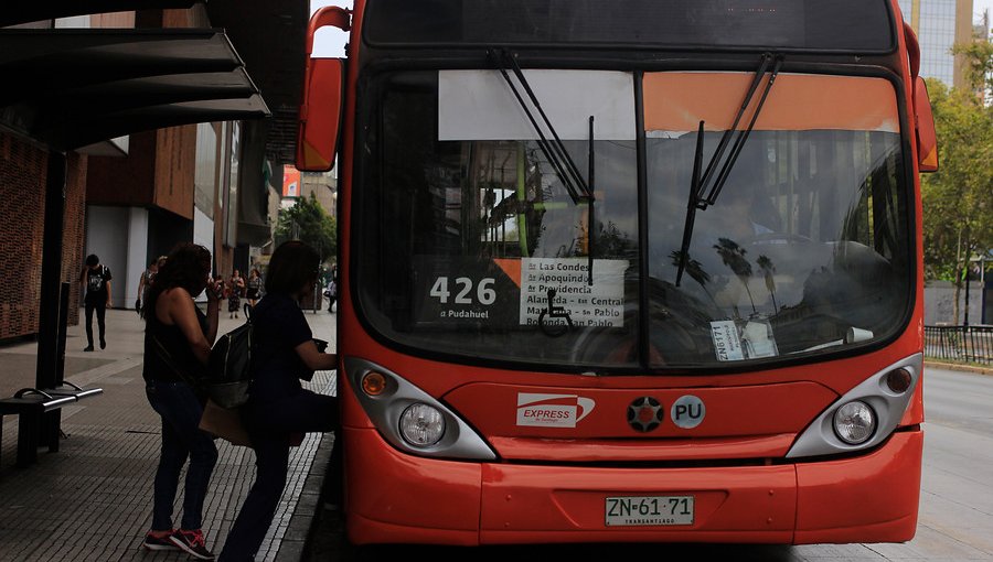 Metro de Santiago refuerza servicio de buses en la Alameda tras suspensión parcial en Línea 1