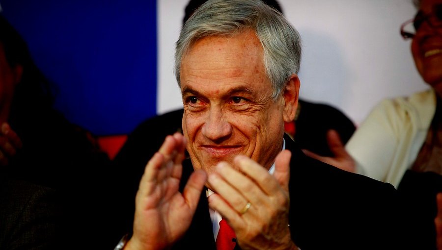Autor de un cuadro del presidente Piñera en bikini acusa censura en Villa Alemana