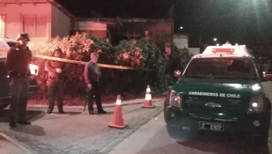 Desconocidos quemaron un auto y dispararon hacia una casa en Melipilla: un muerto y dos heridos