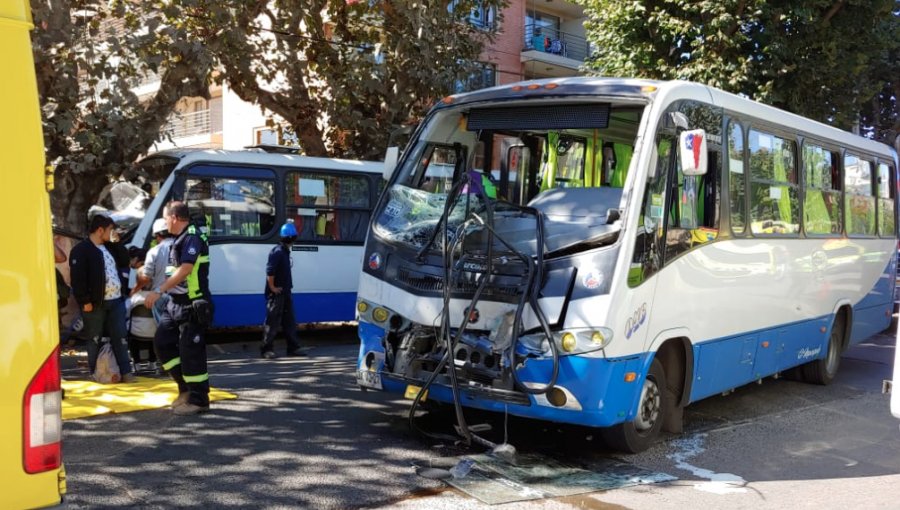 Accidente que involucró a dos microbuses dejó a 20 pasajeros lesionados en Viña del Mar