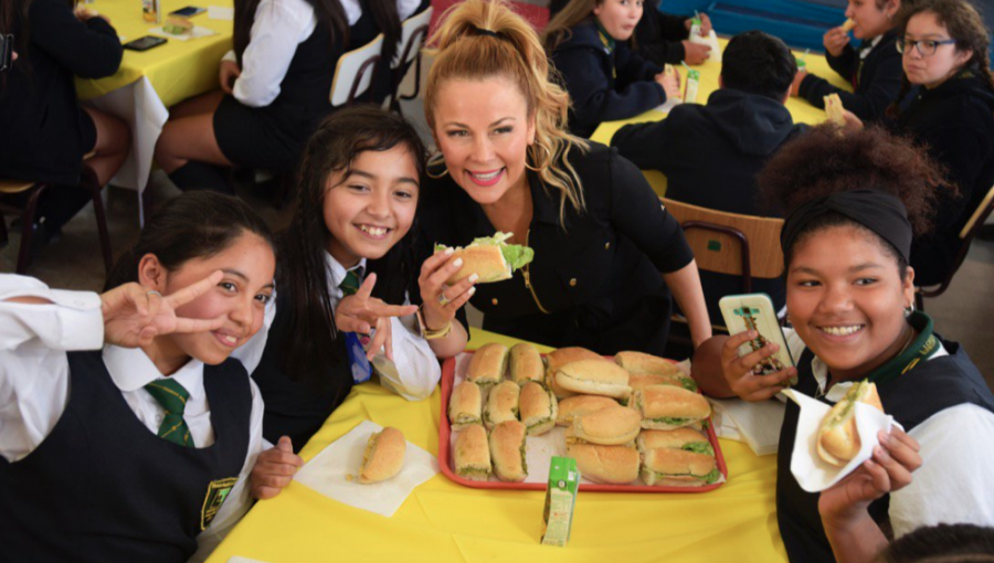 Alcaldesa Cathy Barriga lanzó campaña para comer marraqueta como "colación saludable"