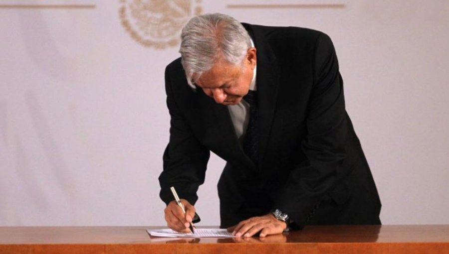 Presidente de México firmó compromiso para no reelegirse en 2024