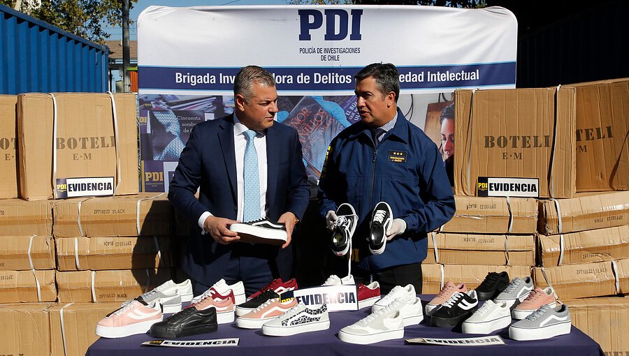 Operativo logró decomisar cerca de 8.000 pares de zapatillas falsificadas en Santiago