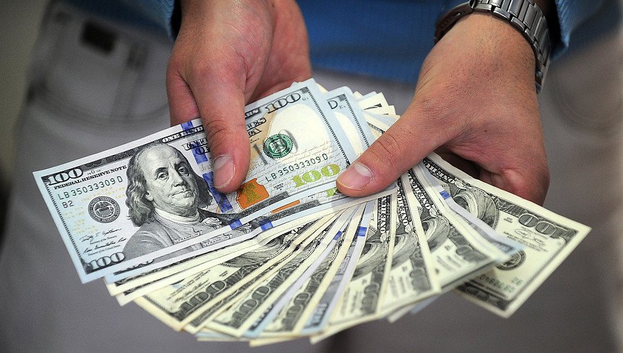El dólar responde al desplome del cobre y se dispara más de $10 pesos
