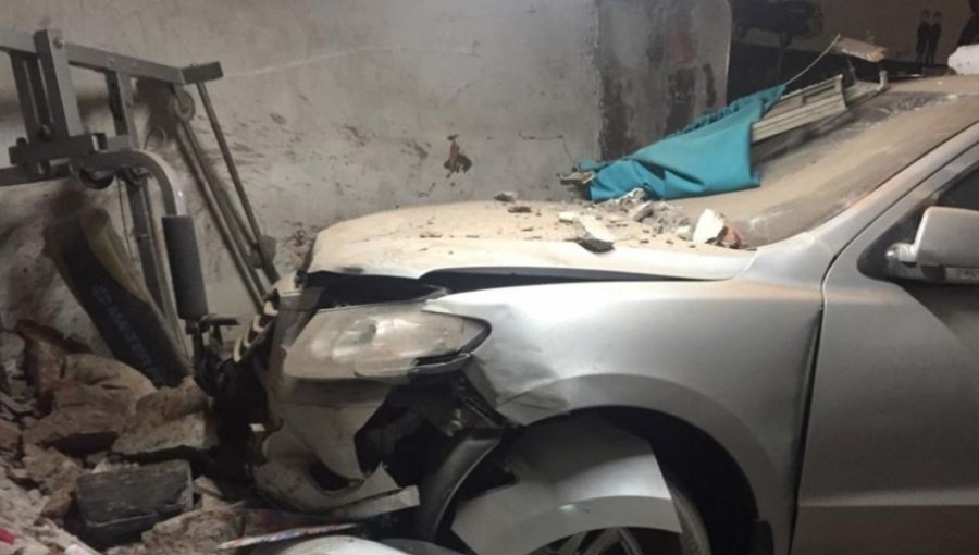 Automóvil termina incrustado en casa de Estación Central tras persecución policial
