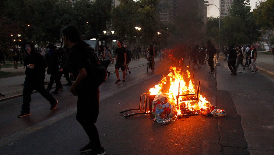 Manifestación contra Jair Bolsonaro en Santiago terminó en incidentes