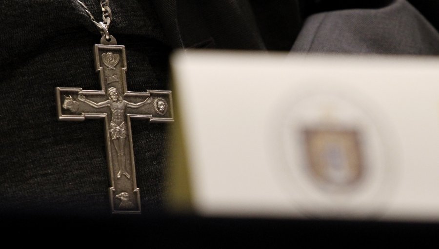 Jesuita fue sancionado por "transgresiones de naturaleza sexual a dos mujeres"
