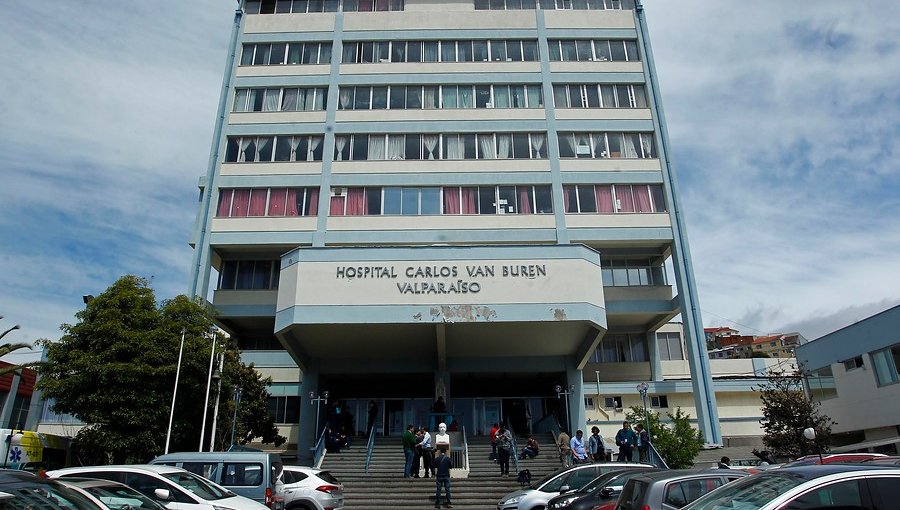 Médicos del hospital de Valparaíso realizaron cuatro cirugías este domingo para cumplir importante meta