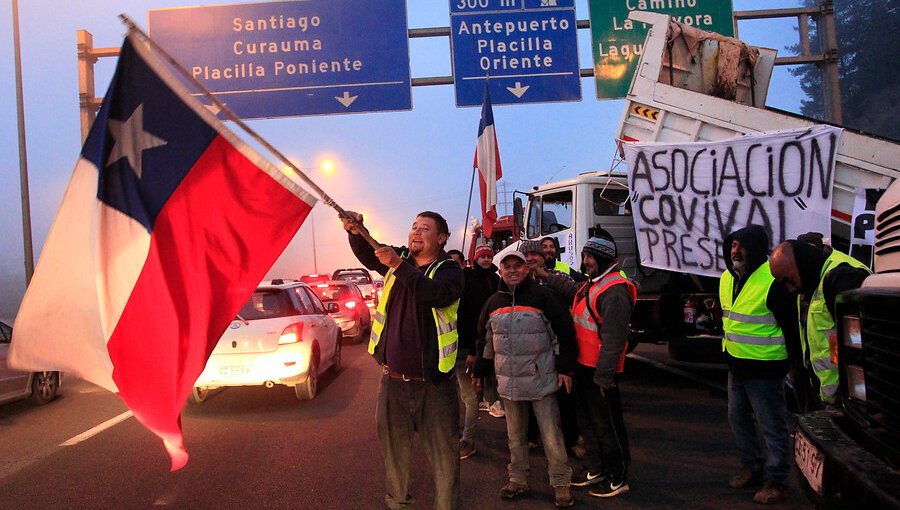 Camioneros bloquearon parcialmente la ruta 68 por "disminución de empleos" en Valparaíso
