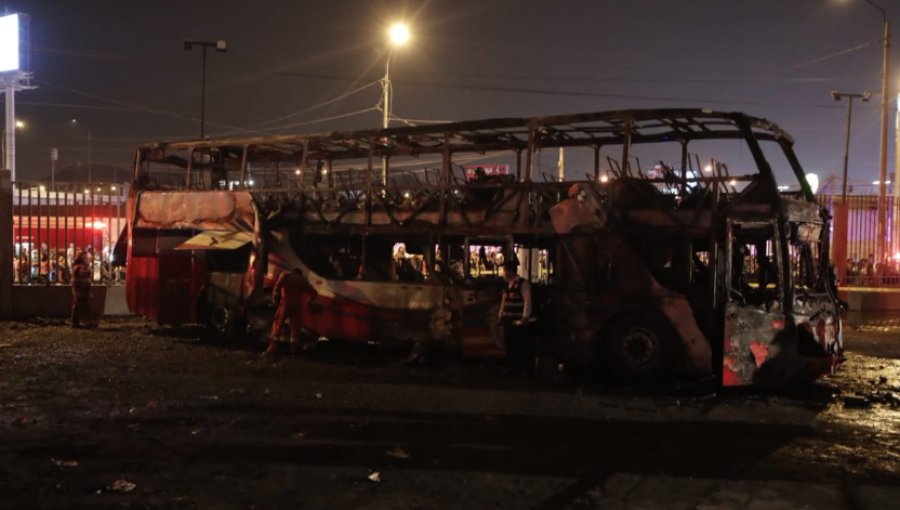 Tragedia en Perú: 17 muertos y siete heridos dejó incendio de un bus al norte de Lima