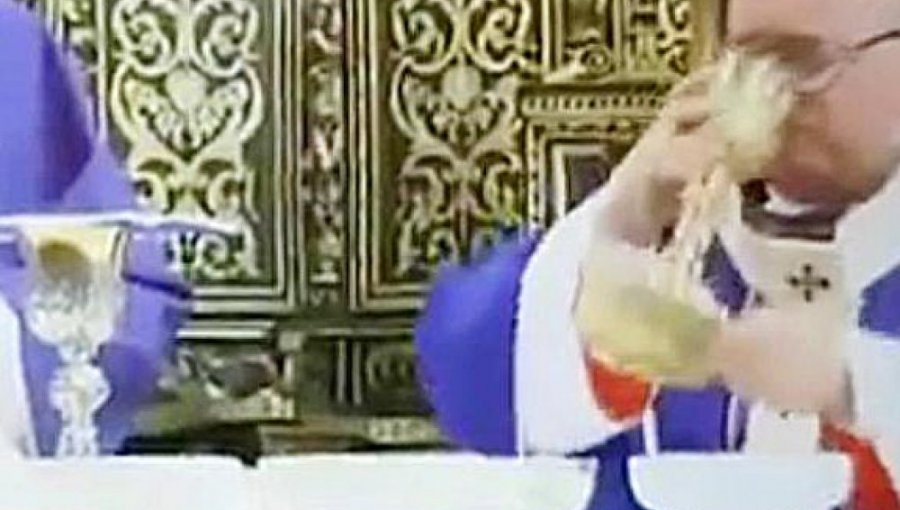 Confusión del sacristán hizo que monseñor Scicluna bebiera whisky en plena misa