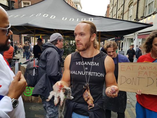 Youtuber fue detenido por comerse una ardilla cruda en un mercado vegano