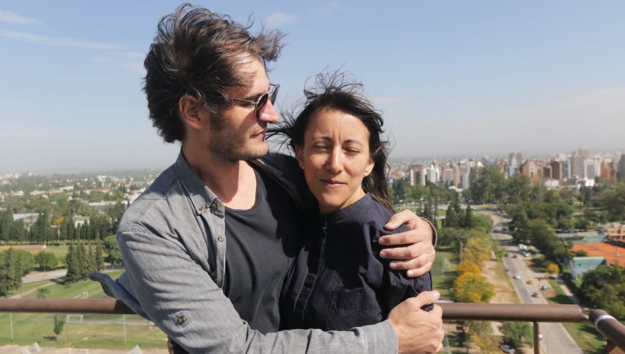 Juez argentino autorizó regresar al país a pareja de artistas chilenos detenidos en Córdoba
