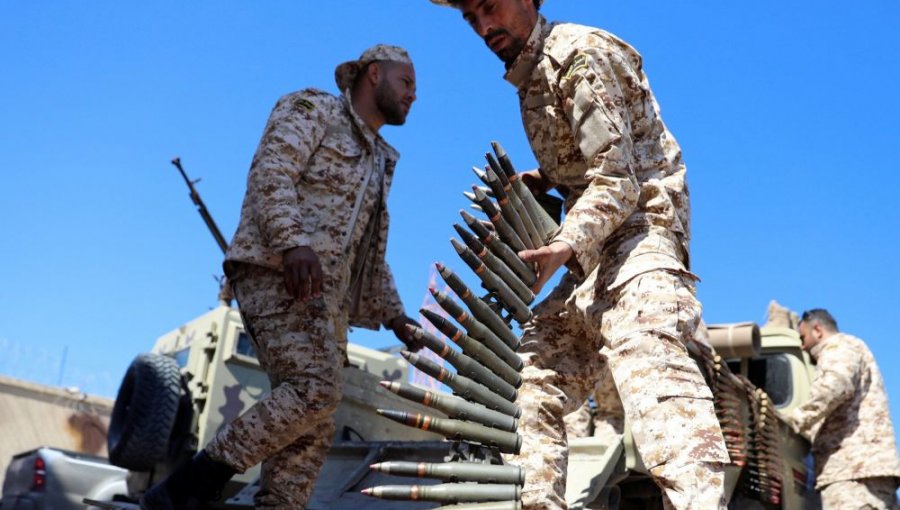 Ofensiva de general rebelde deja 32 muertos y a Libia al borde de una guerra