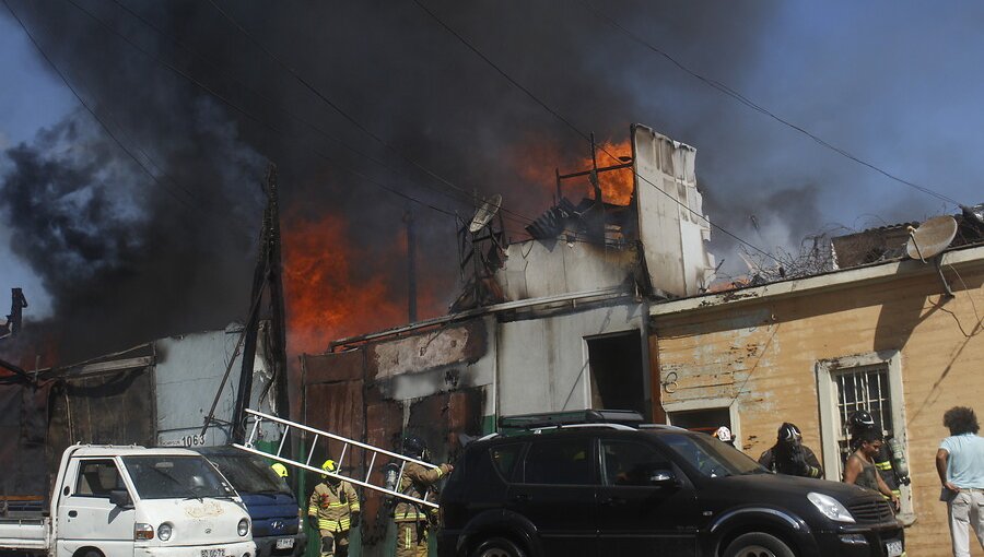 Incendio en sector histórico de Iquique destruyó ocho locales comerciales
