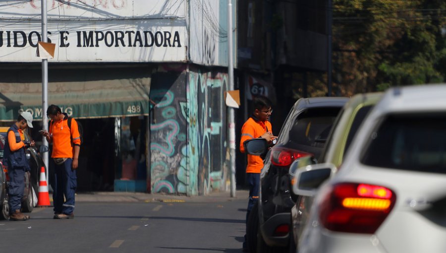 Empresa sigue cobrando por estacionar en Recoleta pese a fallo de tribunal