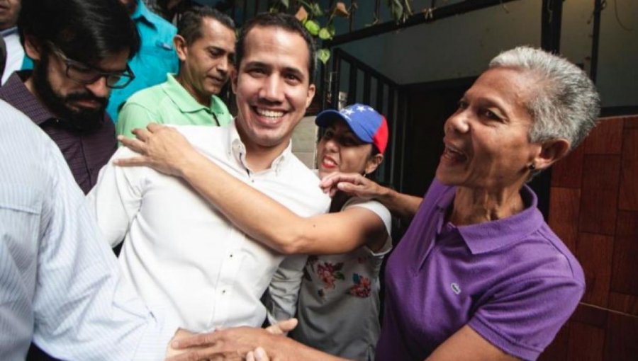 Juan Guaidó repartió ayuda humanitaria en barrio de Caracas considerado "bastión del chavismo"
