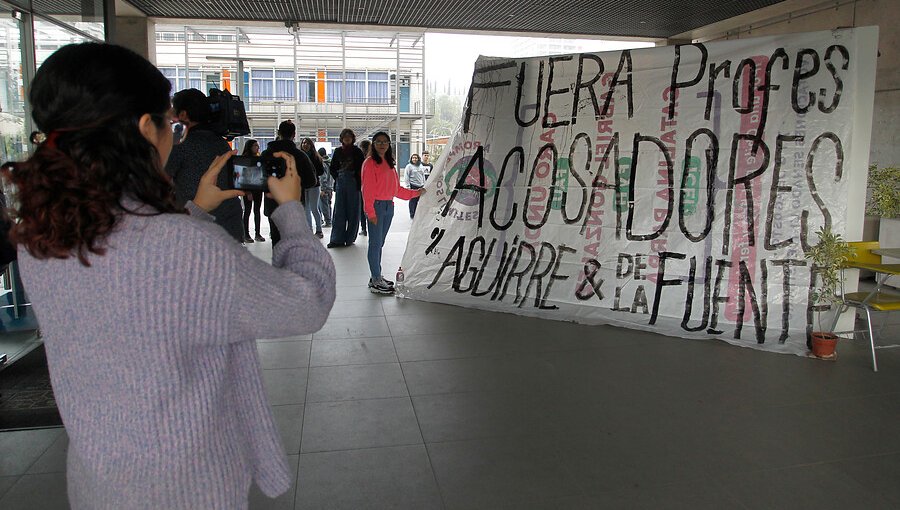Alumnas se tomaron facultad de la U. de Chile en protesta a supuesto acoso de dos docentes