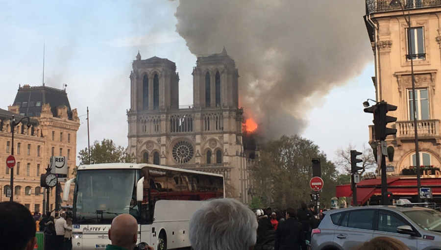 Incendio afecta a la catedral de Notre Dame: hay desalojo de turistas