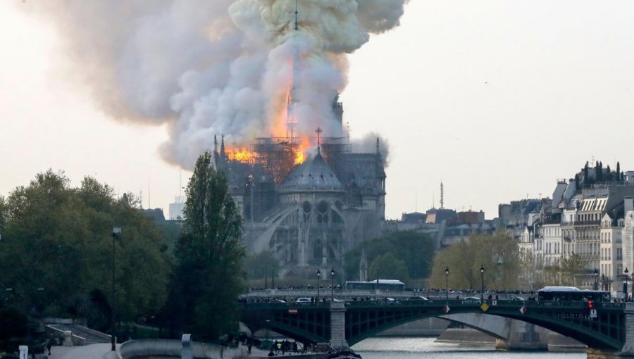 Ministra de las Culturas calificó como "una tragedia para el patrimonio" el incendio en catedral de Notre Dame