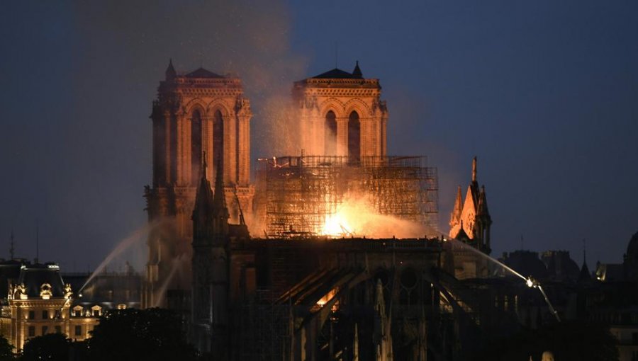 Vaticano recibió incendio en la catedral de Notre Dame con "incredulidad y tristeza"