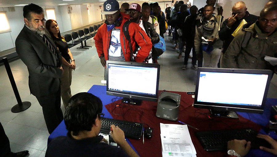 Colegio Médico denuncia que dos haitianos viajaron en Plan Retorno a su país con VIH