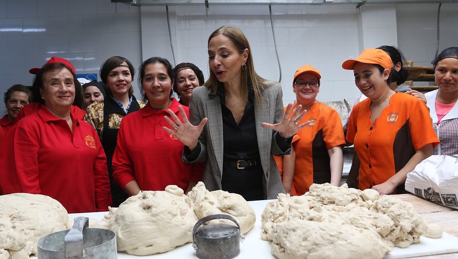 En una panadería, ministros expusieron a trabajadoras sobre el proyecto Ley Sala Cuna