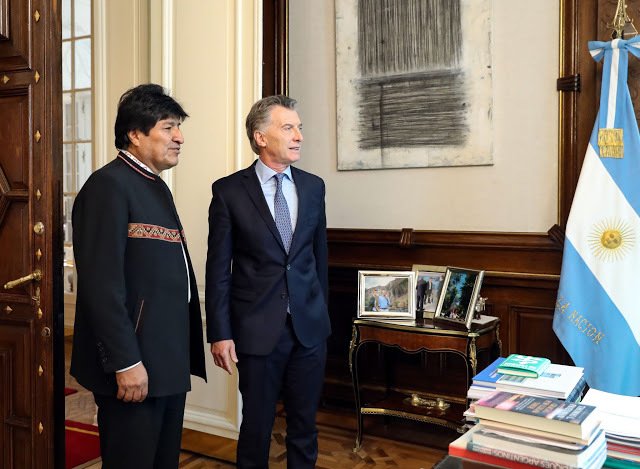 A cambio de gas: Mauricio Macri le ofreció aviones militares a Evo Morales