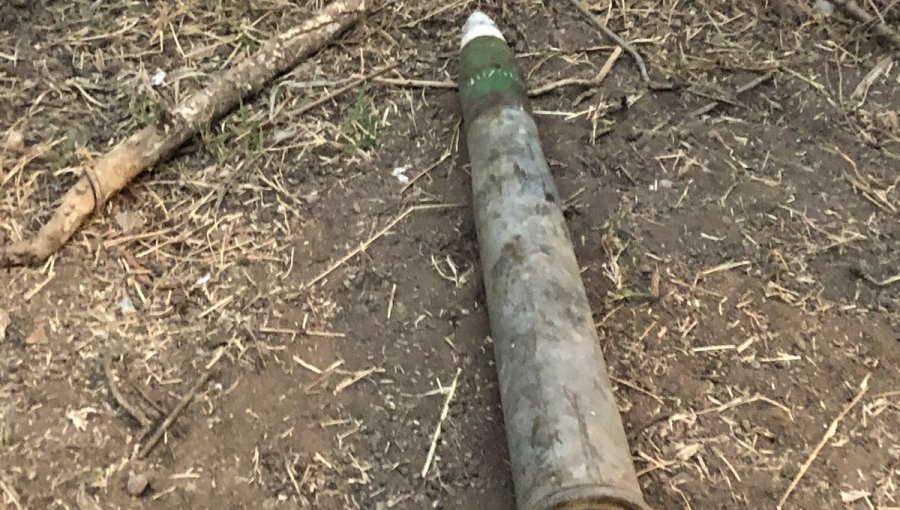 Un niño encontró munición de guerra enterrada en el patio de su casa en Las Condes