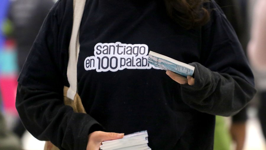 Santiago en 100 palabras repartió libros en la Línea 3 del Metro