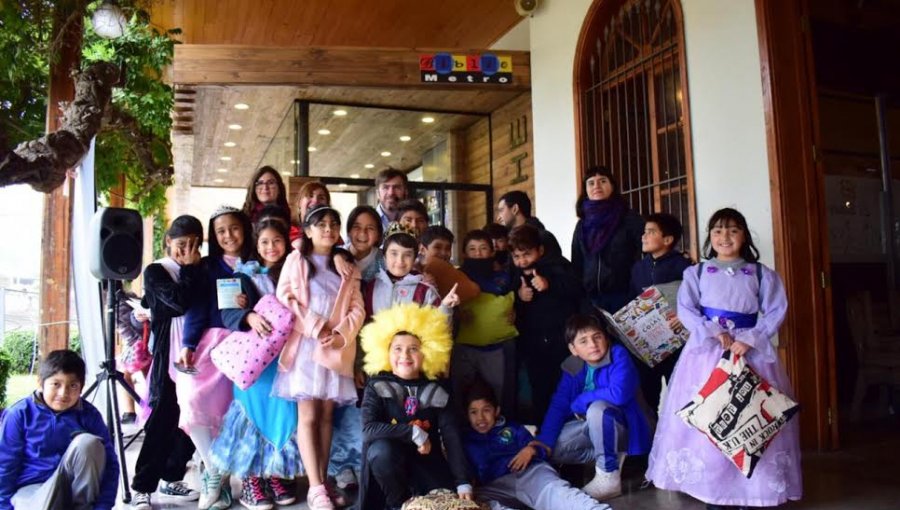 Bibliometro celebró el Día del Libro con alumnos de la escuela Brasilia de Limache