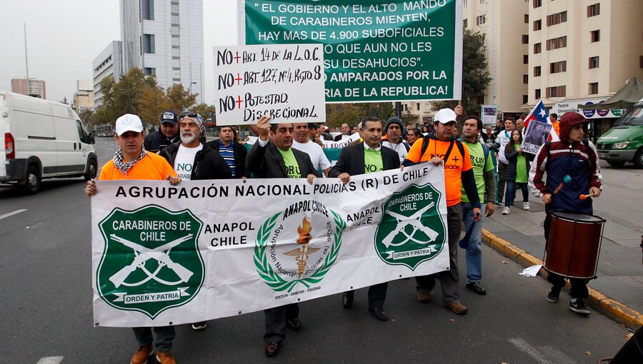 Carabineros en retiro marcharon por el centro de Santiago pidiendo respeto a la labor policial