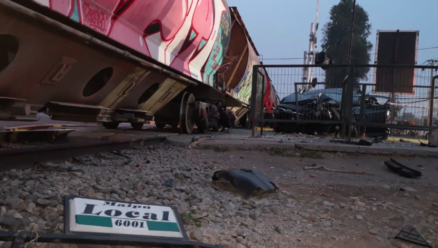 Conductor de taxi colectivo falleció tras ser impactado por un tren de carga en Maipú