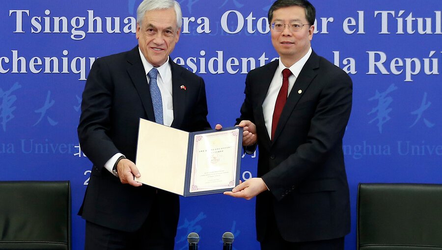 China: U. de Tsinghua le entregó el grado de profesor honoris causa al presidente Piñera