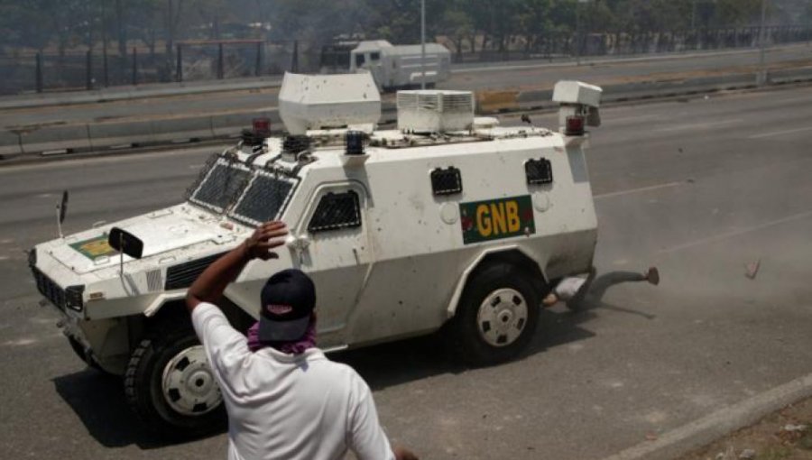 El momento exacto en que tanqueta atropelló a personas que se manifestaban contra Maduro en Caracas