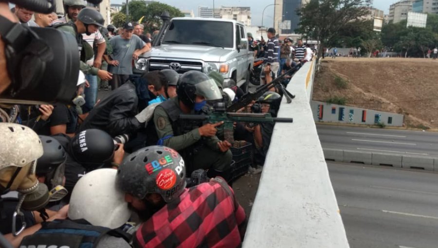 Captan ráfaga de disparos en base aérea donde se encuentran Juan Guaidó y Leopoldo López