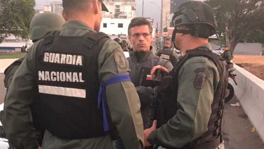 Militares liberaron al opositor Leopoldo López y Juan Guaidó llamó a alzarse contra Maduro