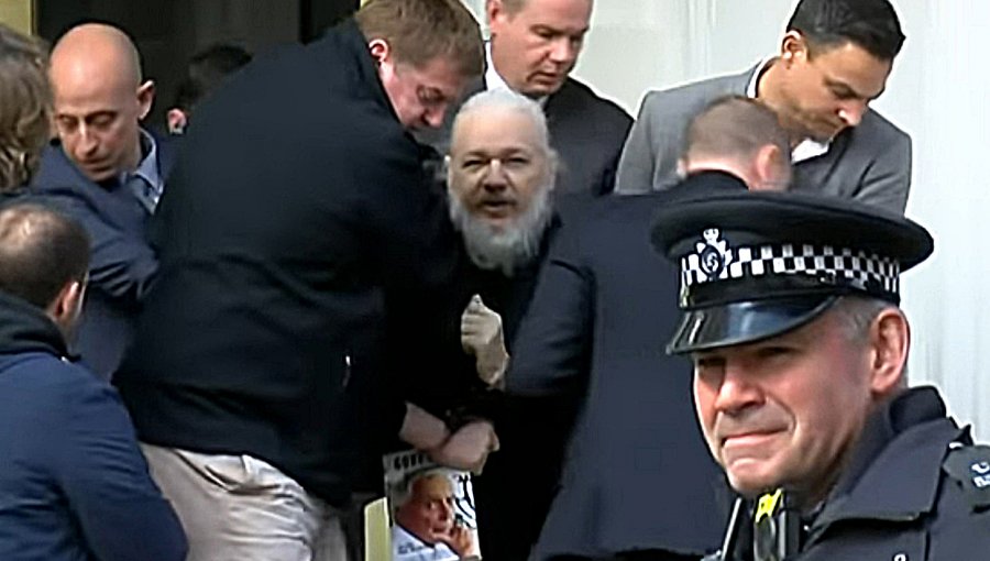 Justicia del Reino Unido condena a Julian Assange a 50 semanas por desacato